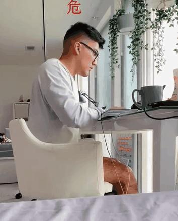 澶栧浗浜哄湪鐢锋湅鍙嬮潰鍓嶇殑鍙规皵,鐩樼偣琚洿鐢锋皵鍒版姄鐙傜殑鐬棿