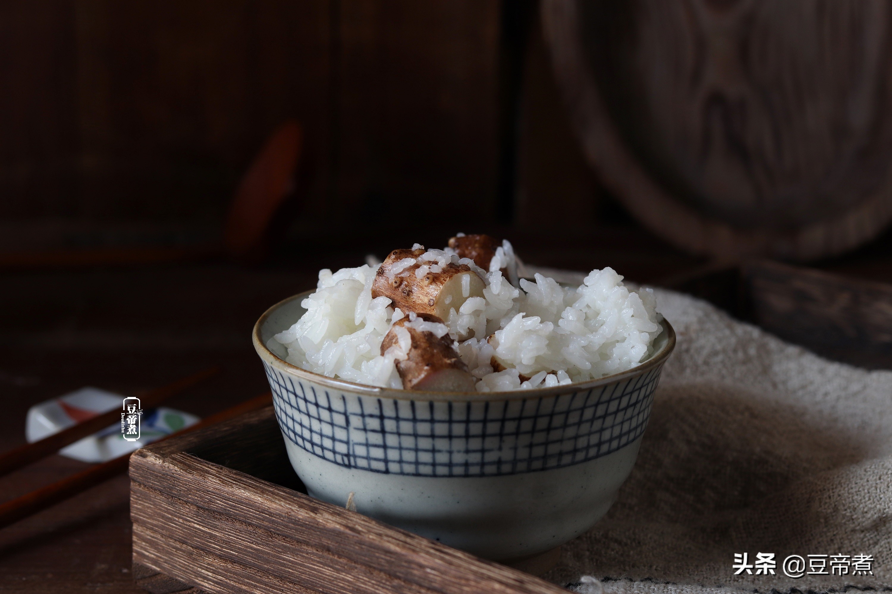 婆婆做个午饭，还加了一根山药，问题是皮也不刮，这能吃吗