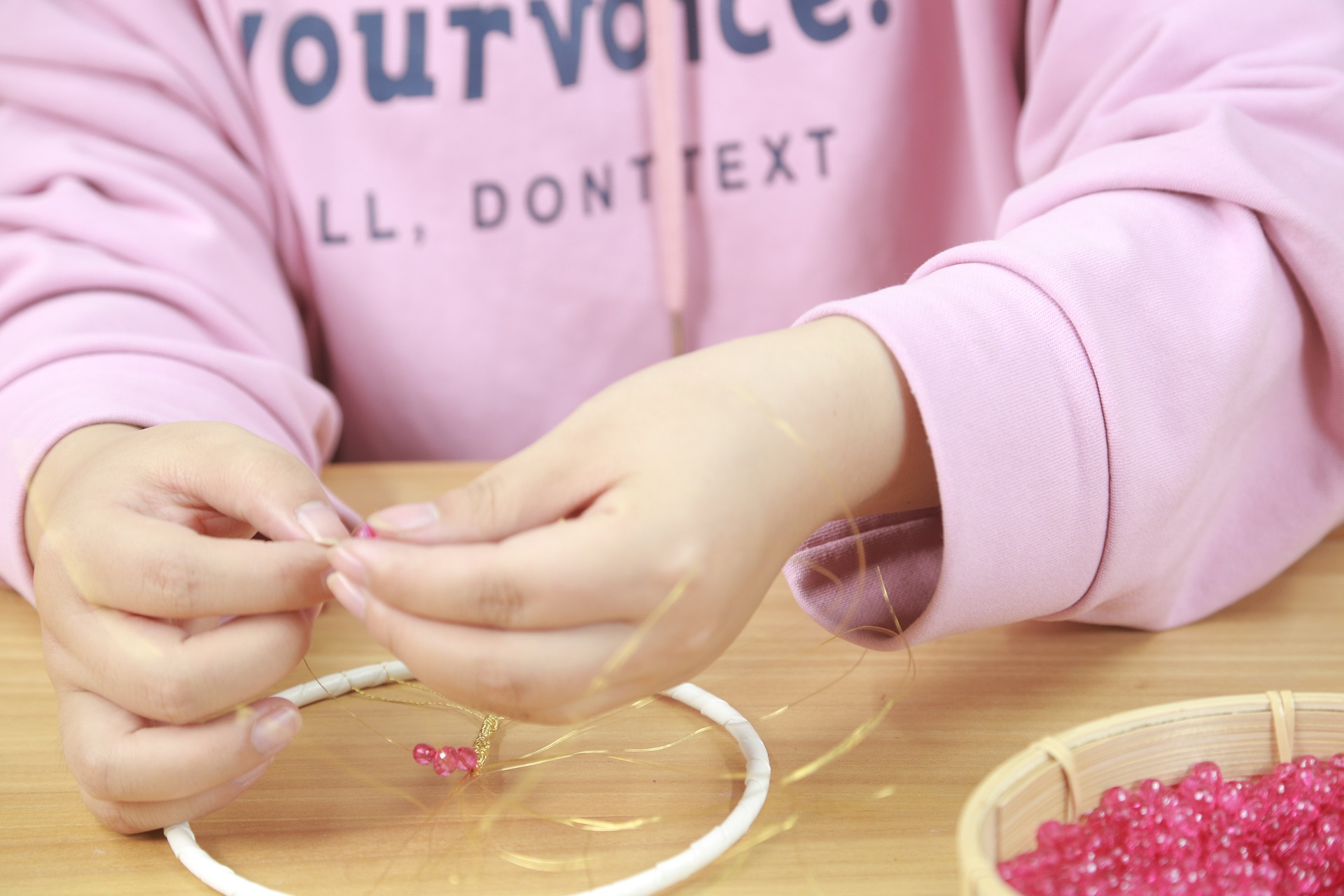 冬季也一样能赏樱花，原来竟是姑娘这样串出来的，真是别样风采