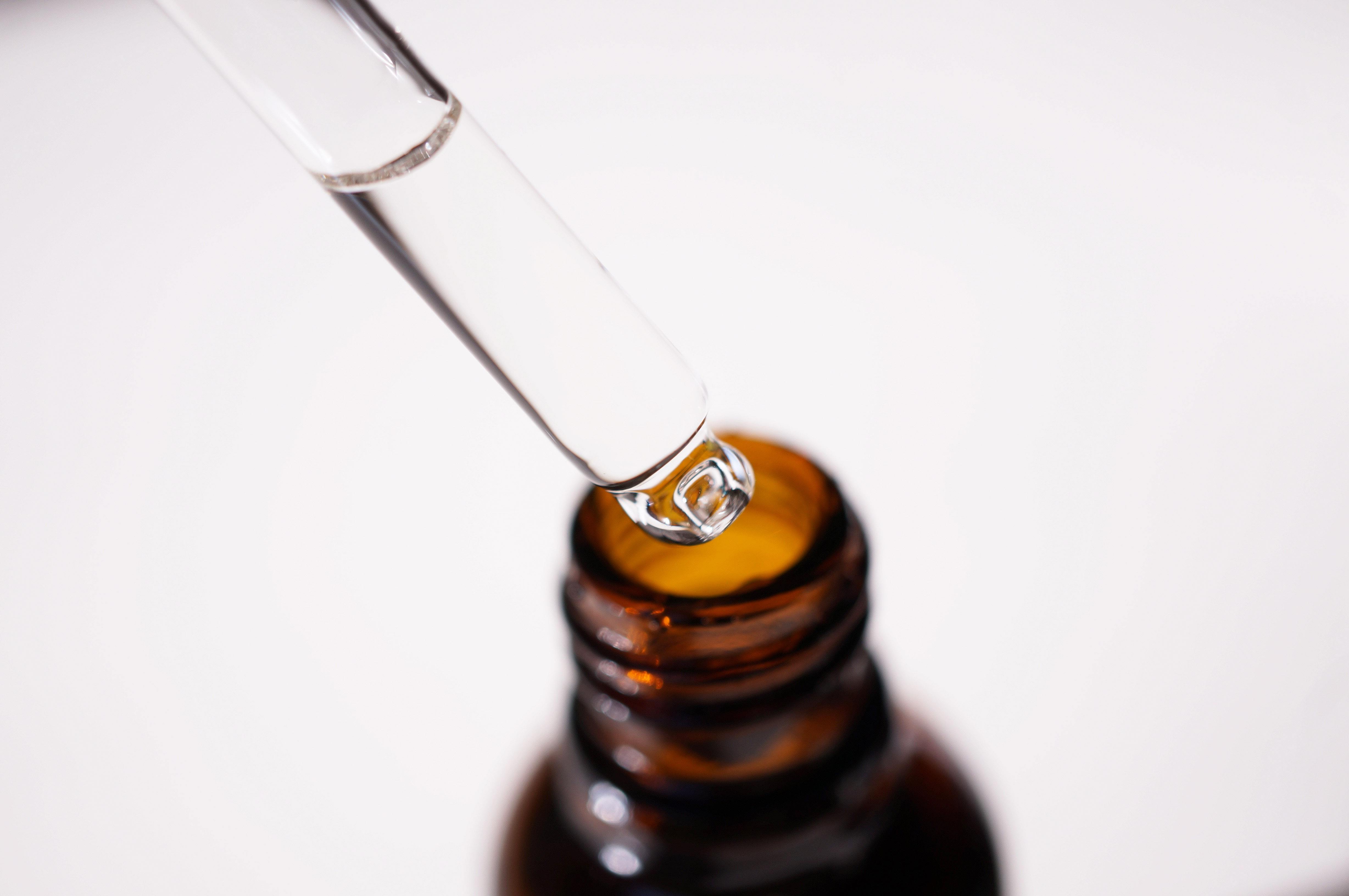 掏耳屎挤黑头粉刺清理毛孔有用吗,黑头粉刺到底要不要挤出来