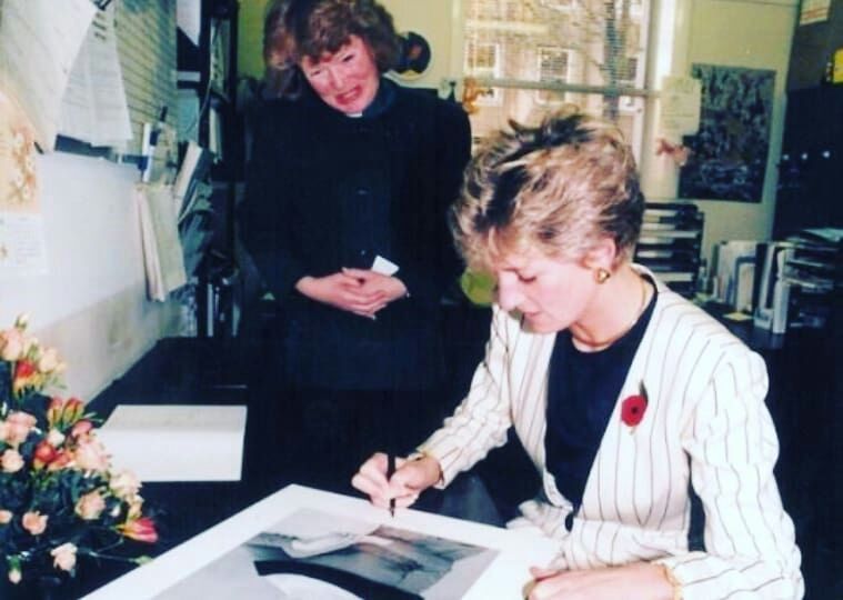 王室女性成员签名照：女王贵气，莱后最霸气，最优雅当属戴妃