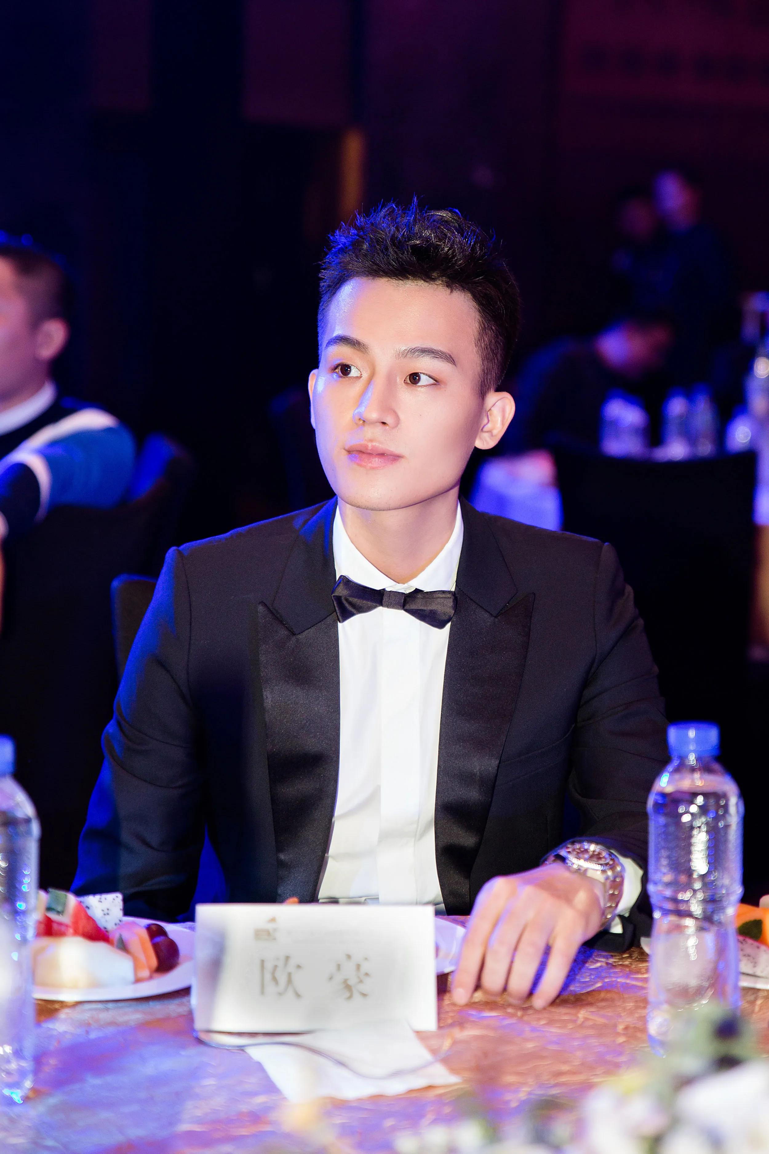 天生“花心脸”，痞帅不油腻，这6位自带坏男生魅力，不耍帅也酷