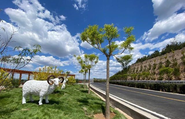 步行柏林景区有一条像小巷一样窄的天琪峰和危岩