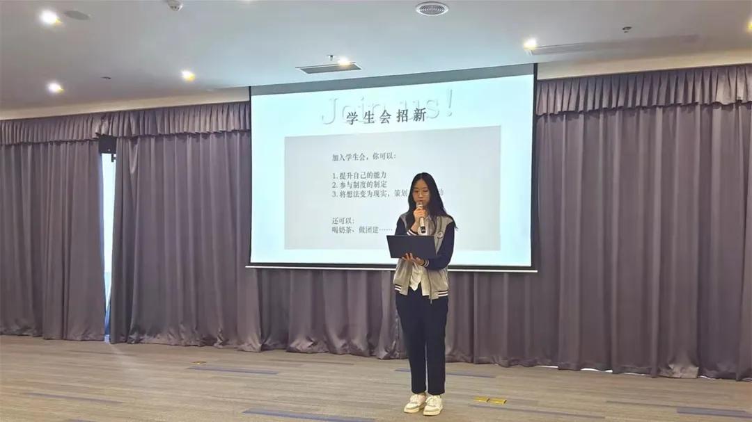 上海高藤致远创新学校社团招新现场：有趣的人，终会相遇