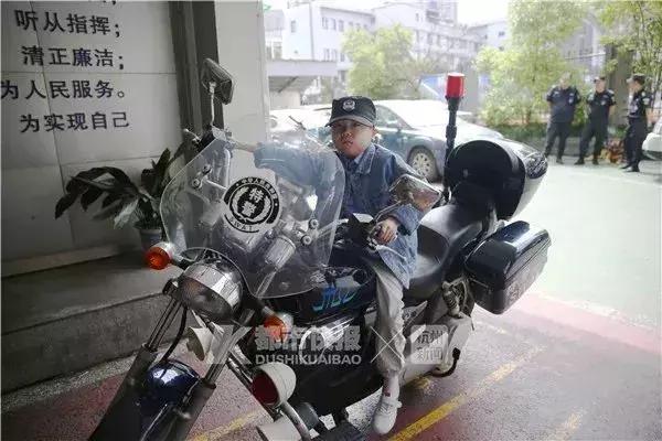 我们等你长大当警察！8岁白血病男孩小嘉恒圆梦了！