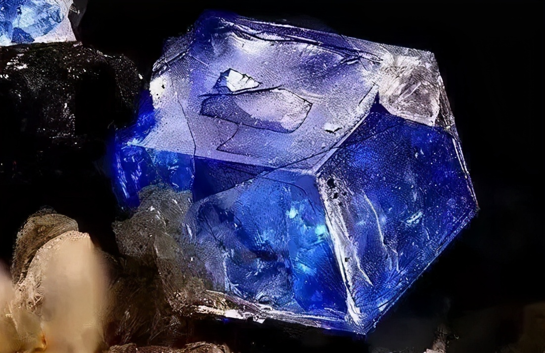 宝石切尔西蓝色妖姬,蓝色妖姬珠宝值钱吗