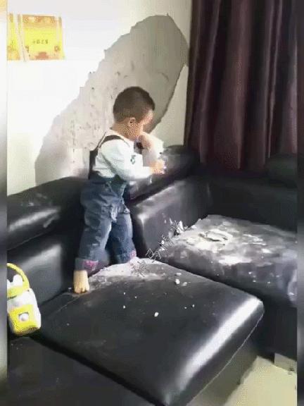 搞笑GIF趣图：是谁？把我的足球换成实心的了？疼啊