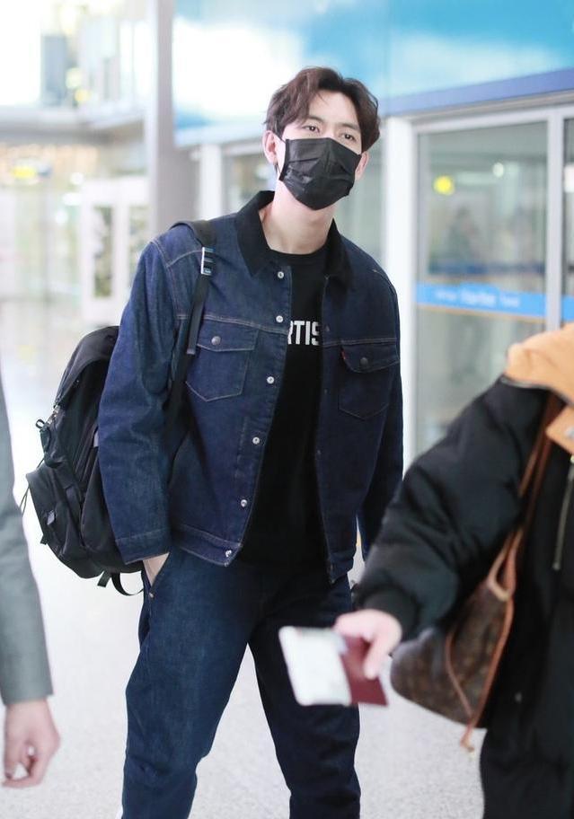 李现穿牛仔衣现身机场,李现和华晨宇牛仔衣