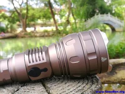 务实去华当行本色—wubenT105远射手电