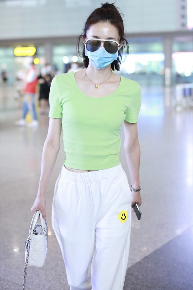 王丽坤身穿荧光色的短袖，搭白色运动裤，可亮眼可好看了