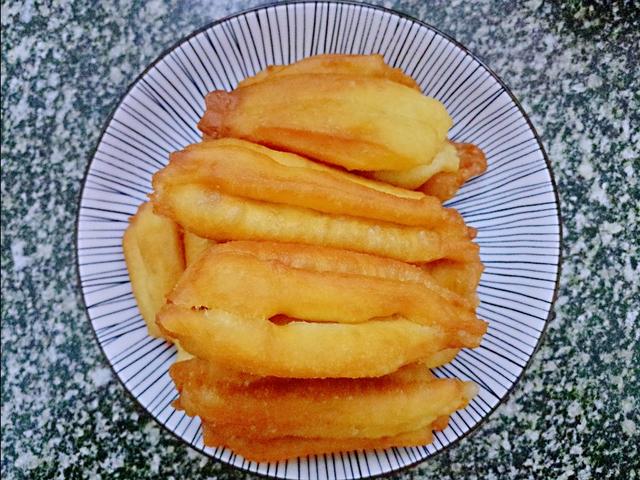 家庭版香酥小油条怎么做酥脆松软,香酥大油条家庭做法不用膨松剂