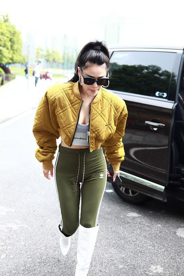 袁娅维身材丰满又敢穿，运动裤配白色长筒靴，冲天辫搭细腰好撩人