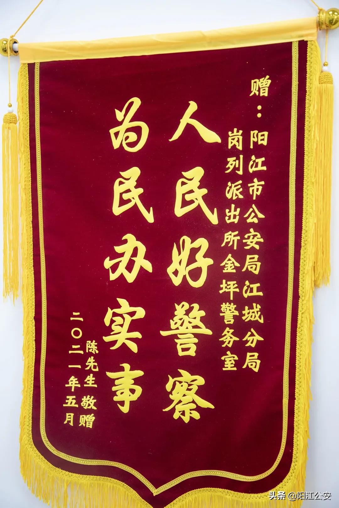 警民共筑连心桥携手保平安,社区警务室与社区共同开展工作