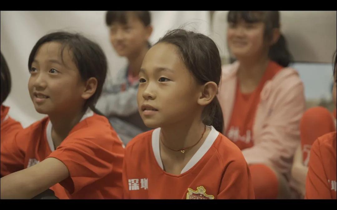 深足球员让山区的孩子感受足球的快乐