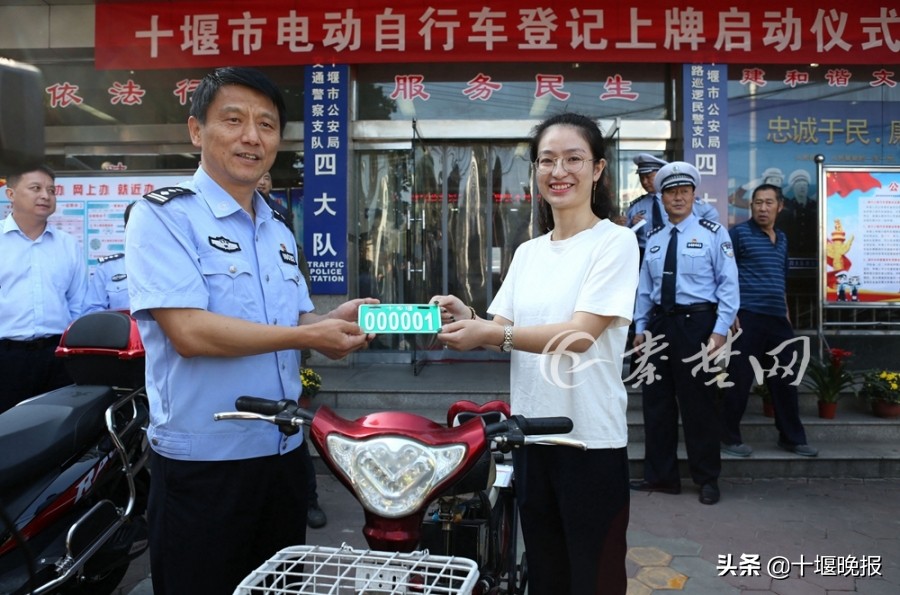 免费！十堰女车主喜领“000001”号牌，从浙江空运而来