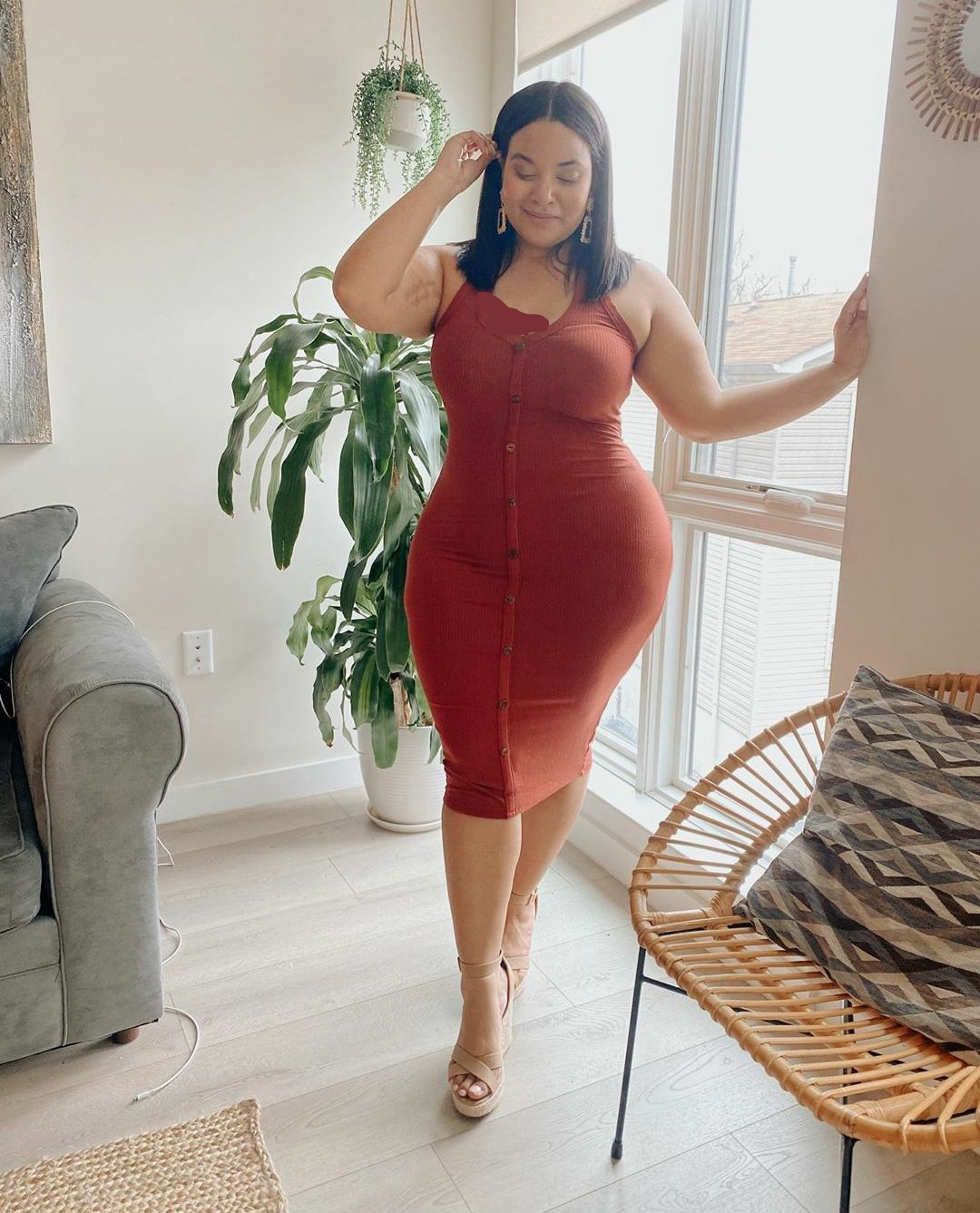 胖就一定不美吗？大码模特酷爱紧身衣，赘肉紧勒仍自信与瘦人比美