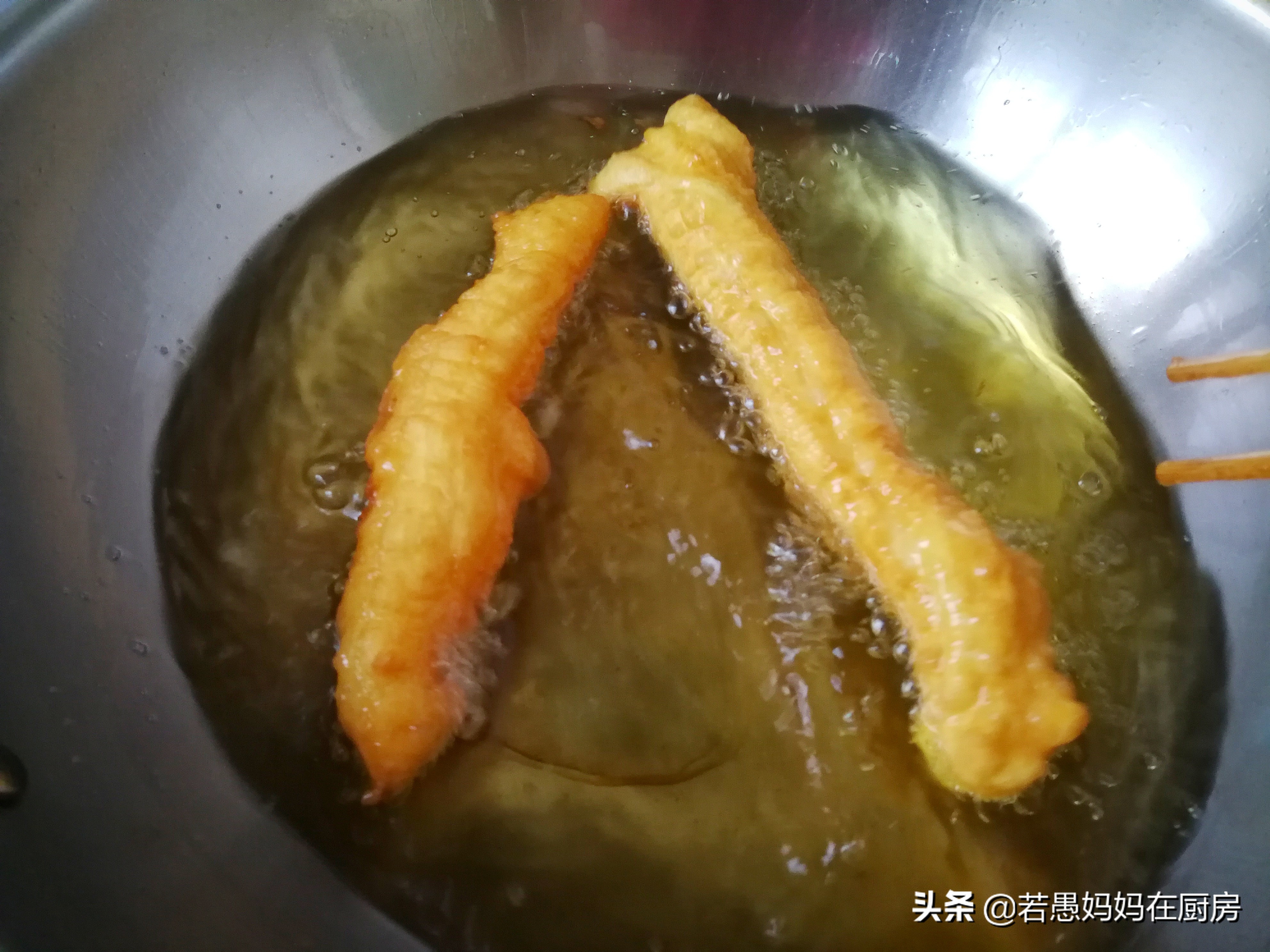 油条的家常做法酥脆空心不用等,酥脆油条做法和配方的全过程
