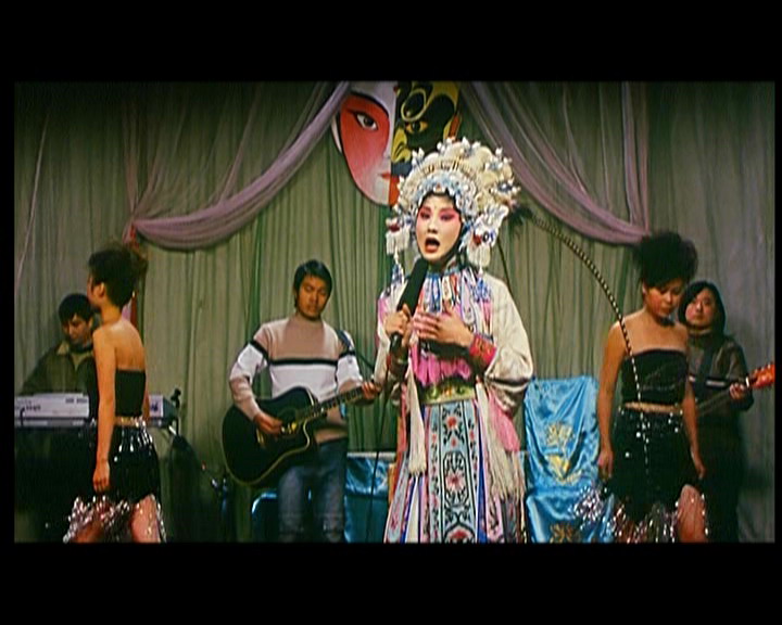 16岁“小镇荡妇”的屈辱成长史，这部电影道尽了人性和欲望