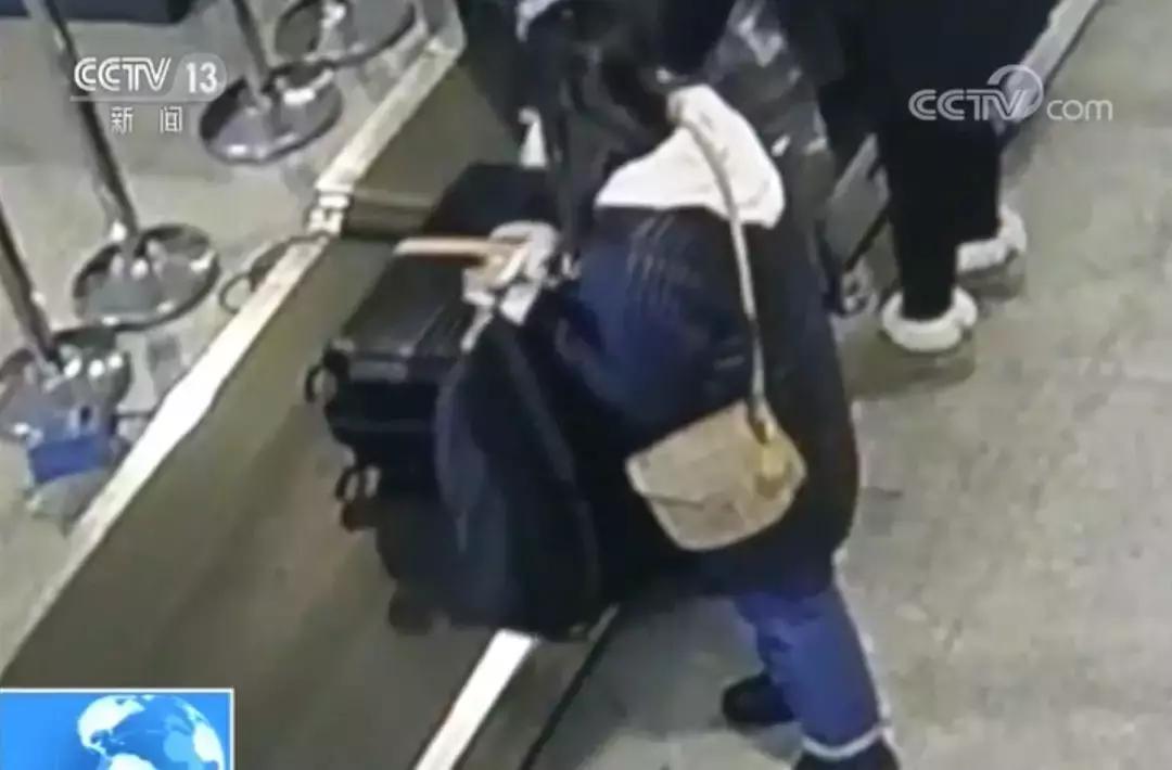 女子藏两斤多黄金,女子体内藏金子