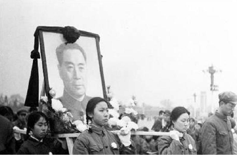 古今明捧着周恩来的骨灰，走过长安街，如今的他过得怎么样了？