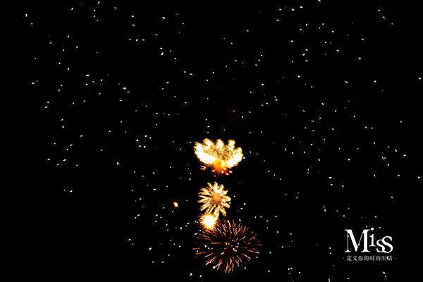 哑光妆容的魅力，在于提供漆黑的夜晚，展现色彩之美