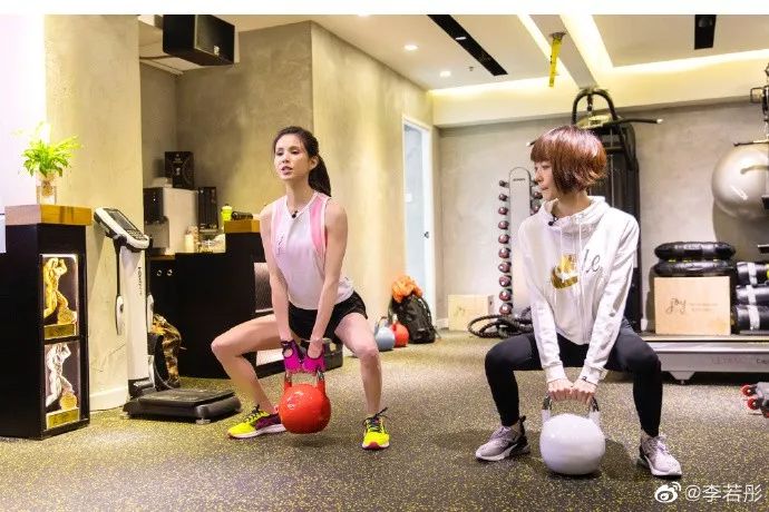 李若彤练普拉提视频,55岁李若彤晒运动照