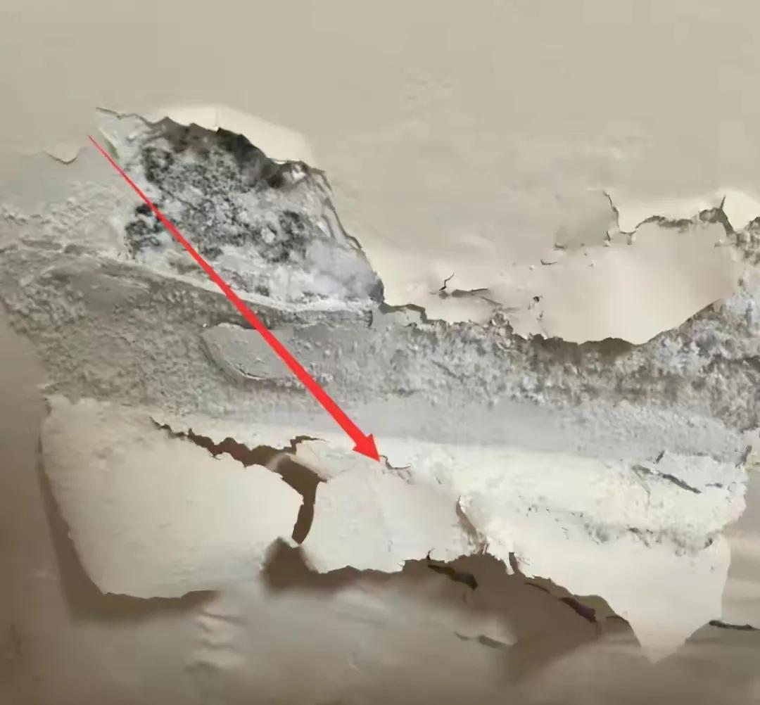 家里墙壁发霉发黑？别急着浪费钱重刷，传授一招，旧墙焕然一新