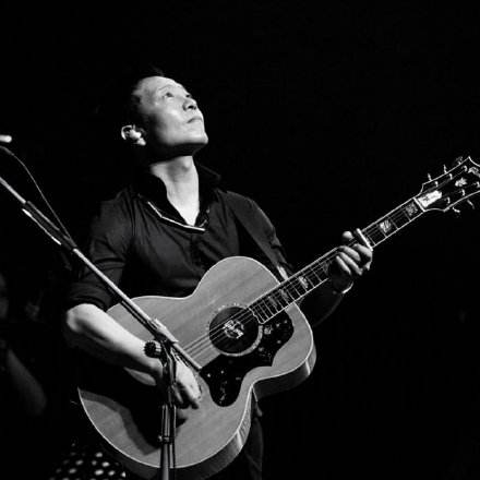 “歌神”许巍：曾因抑郁症险些自杀，如今年过半百，却回归为少年