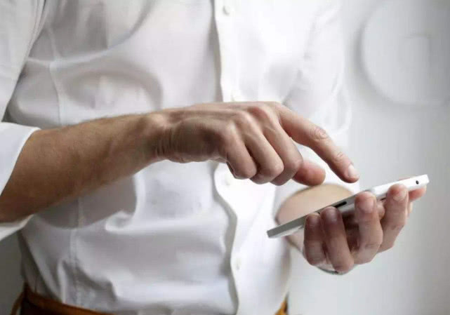 领导借我手机用，突然“嗖”的在我脸前一晃，隔天接到电话呆住