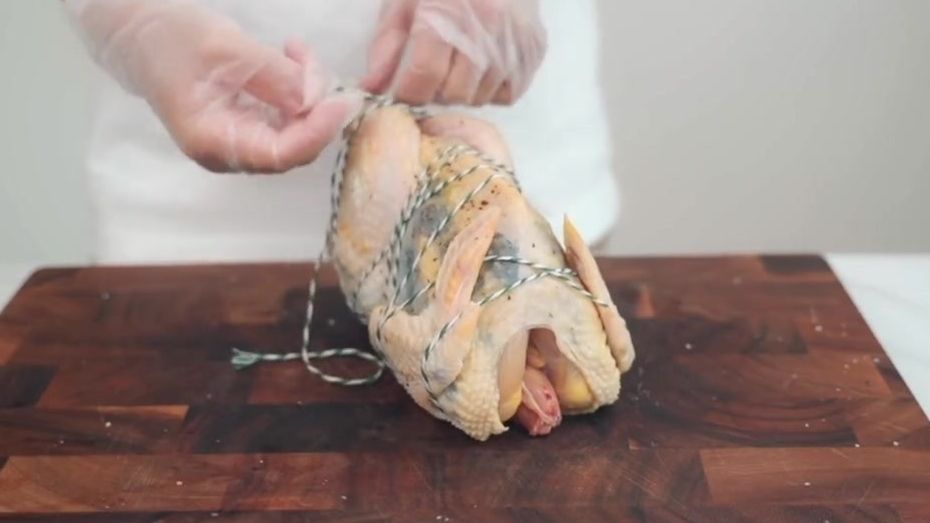 怎么把整只鸡塞到猪肚,怎样把整只鸡放进猪肚里