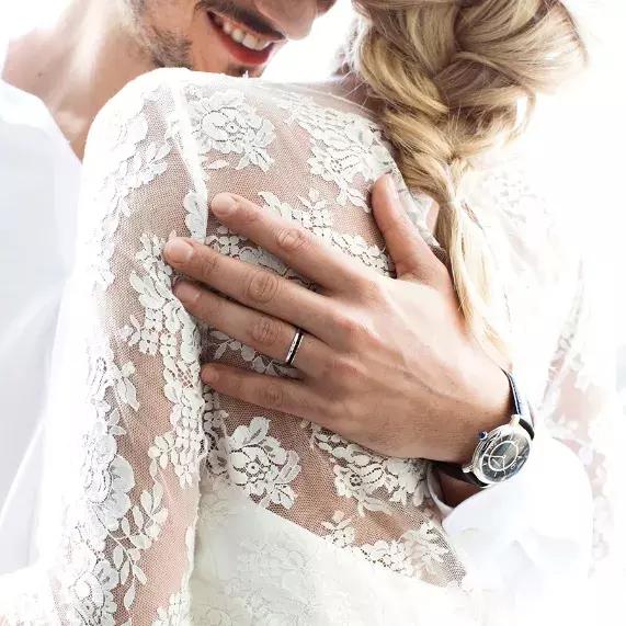 求婚戒指和结婚戒指是不是不一样,求婚戒指跟结婚戒指哪个贵