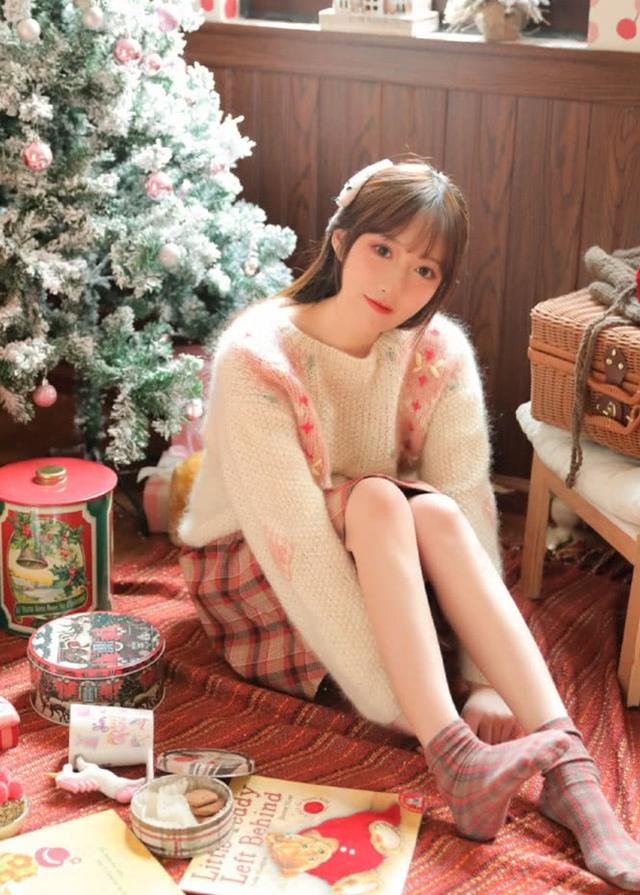 这个萝莉把“毒汁袜”穿至半腿，腿太细了