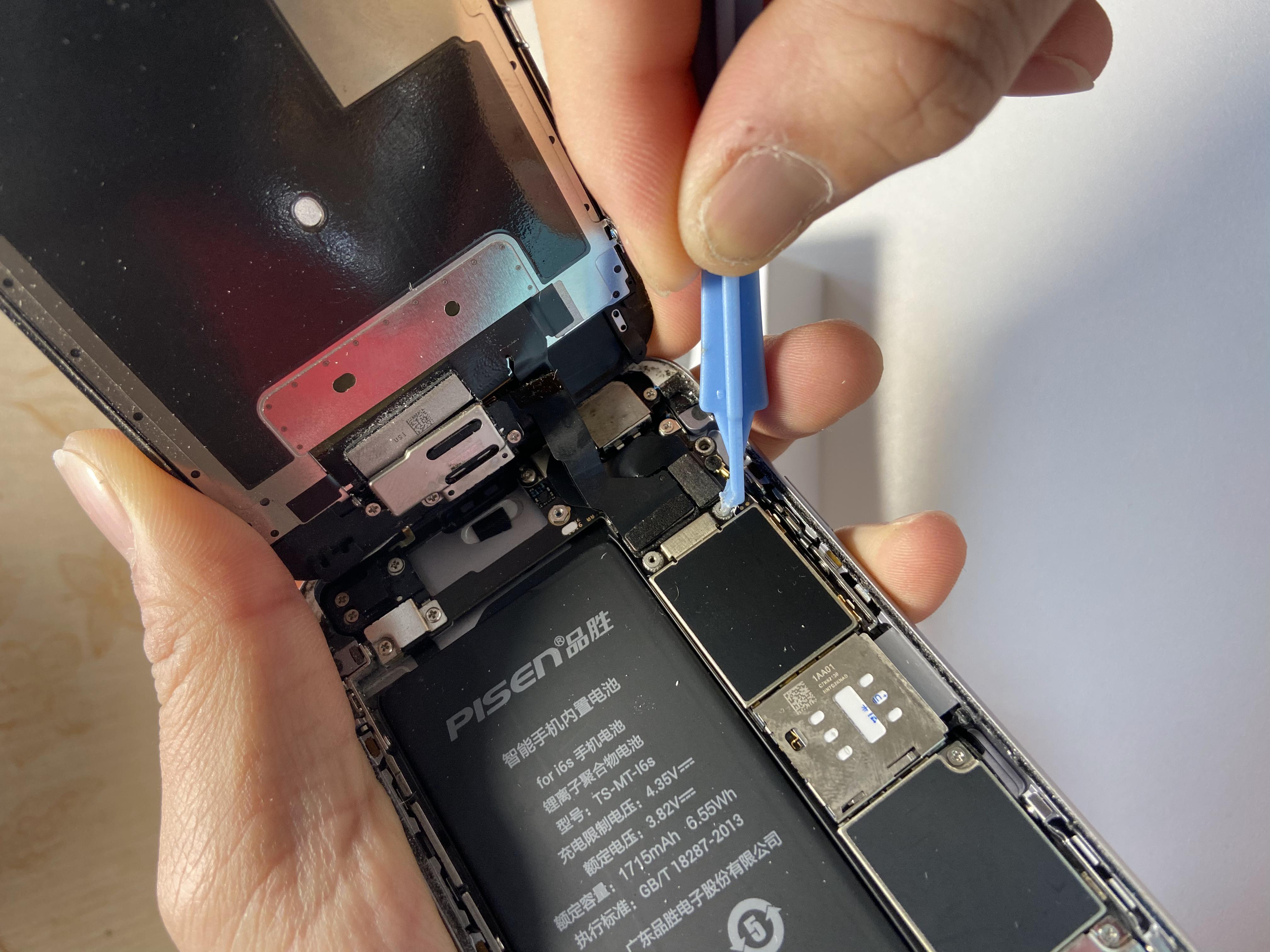 用了五年的iphone6s换电池,给iphone4换上4s的电池