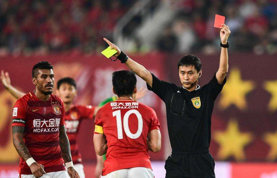 南拳北腿！红牌创纪录，王小平忙练签名，为何连外援都被传染？