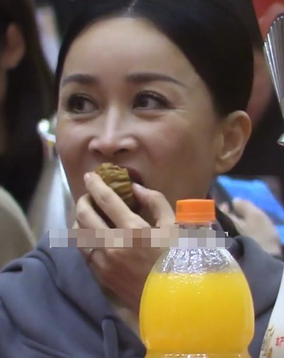 那英吃饭的场面,那英吃黄磊饭