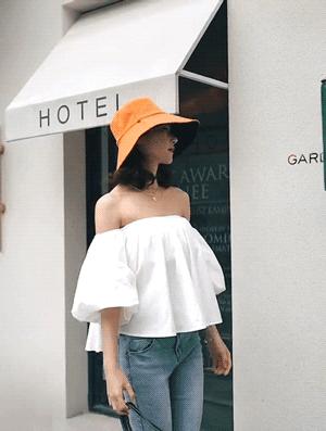 女人过40，建议出门戴帽子，既防晒又减龄，45像35，时髦又有档次