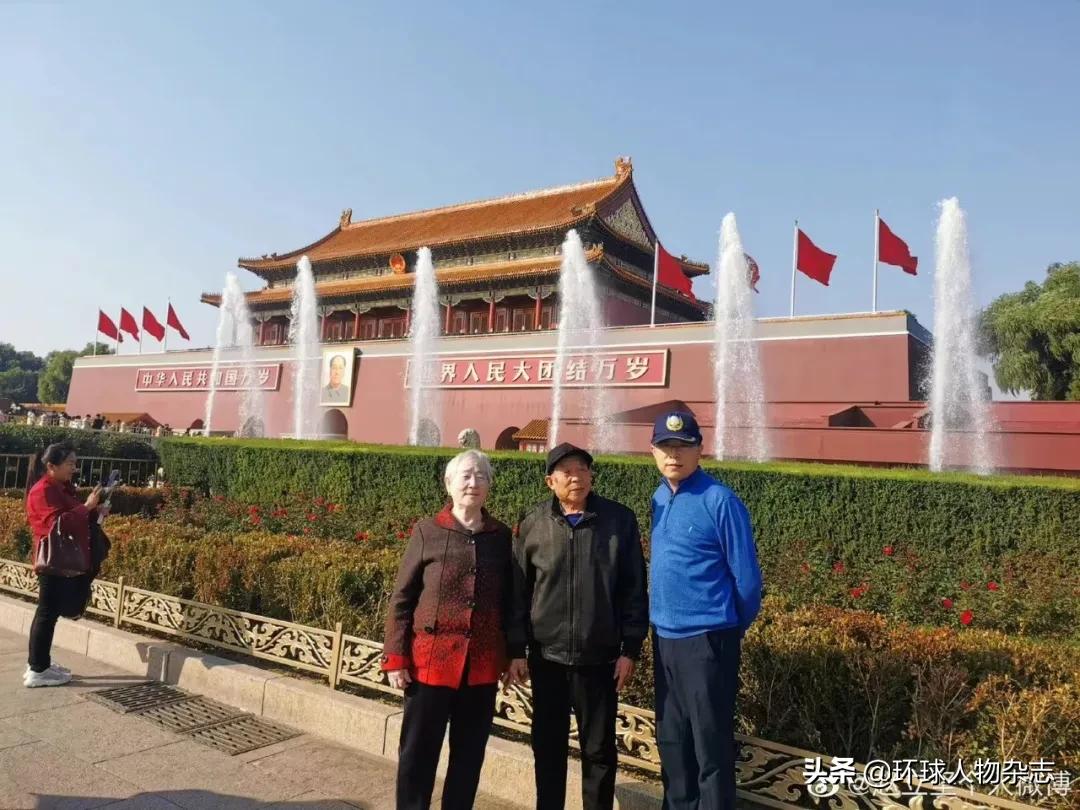 羊肉串、大盘鸡、馕坑烤肉……赵立坚要在微博上馋死“发小”