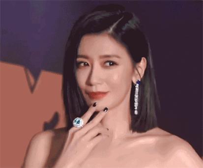 42岁冻龄女星光彩夺目,40岁冻龄女星