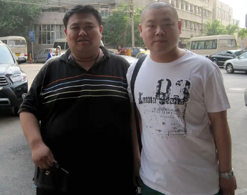 岳云鹏穿雨衣完整版,岳云鹏接孩子穿雨衣