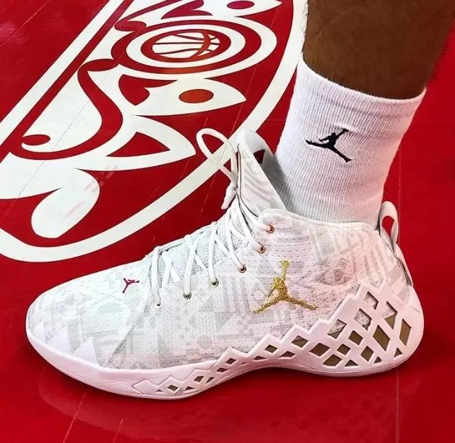 aj黄蜂队配色,nba球员上脚aj11红色