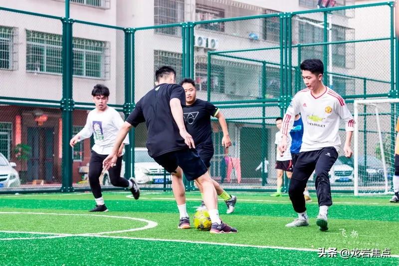 林丹脚踢球,林丹回到球场赢了