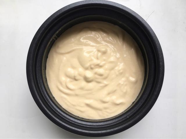 4个鸡蛋1碗面粉做松软可口蛋糕,用电饭煲2个鸡蛋做戚风蛋糕