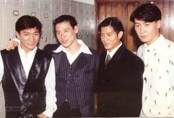 小鲜肉当道，只见偶像，不见歌手！揭秘华语乐坛辉煌十年！