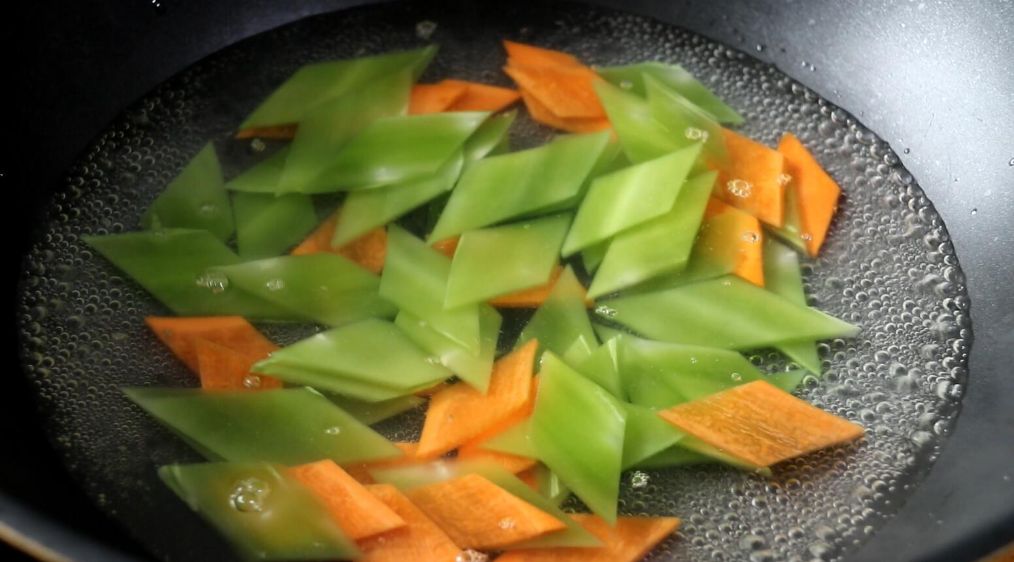 莴笋西葫芦尖椒和虾仁能一起炒,莴笋炒山药虾仁的家常做法视频