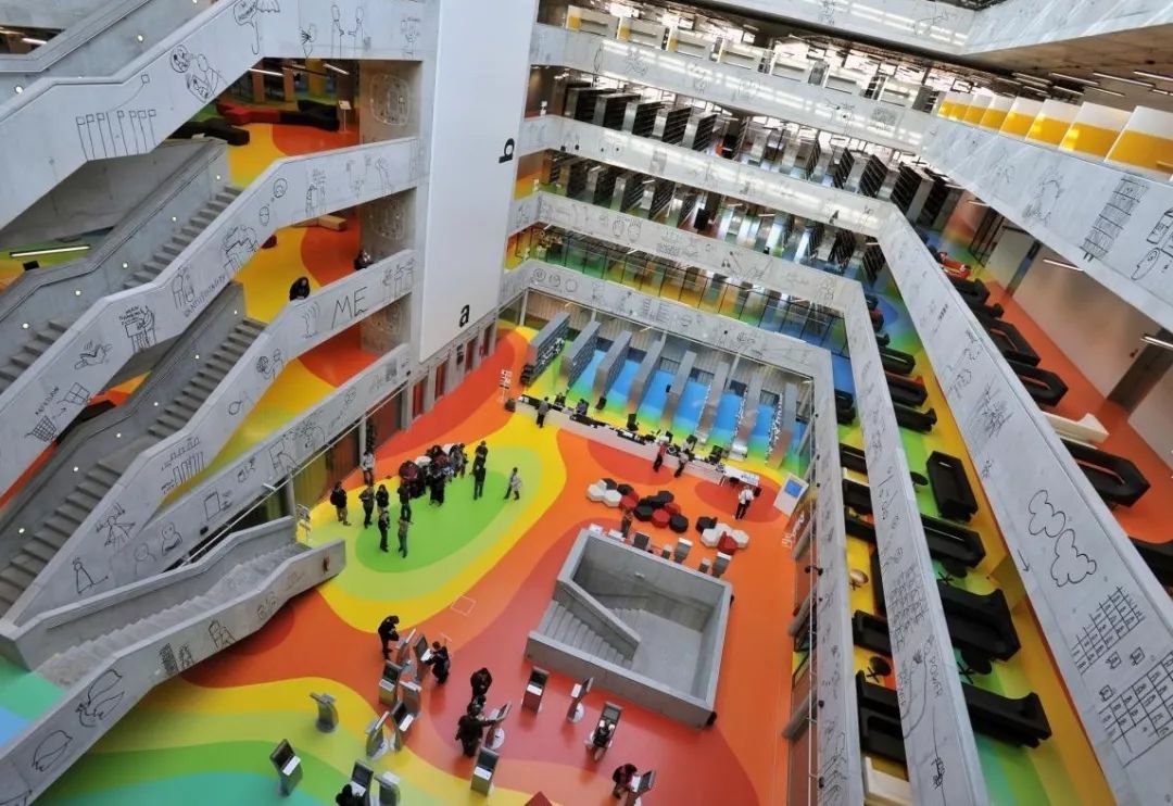 「钢·旅」疯狂布拉格：房子会跳舞、飞艇停屋顶…