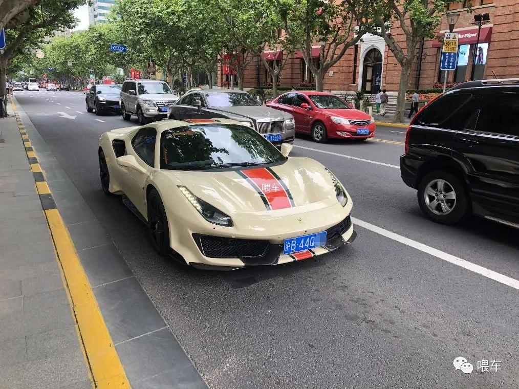 蒋鑫开法拉利上街，车牌特意选带4的，旁边的劳斯莱斯被吸引