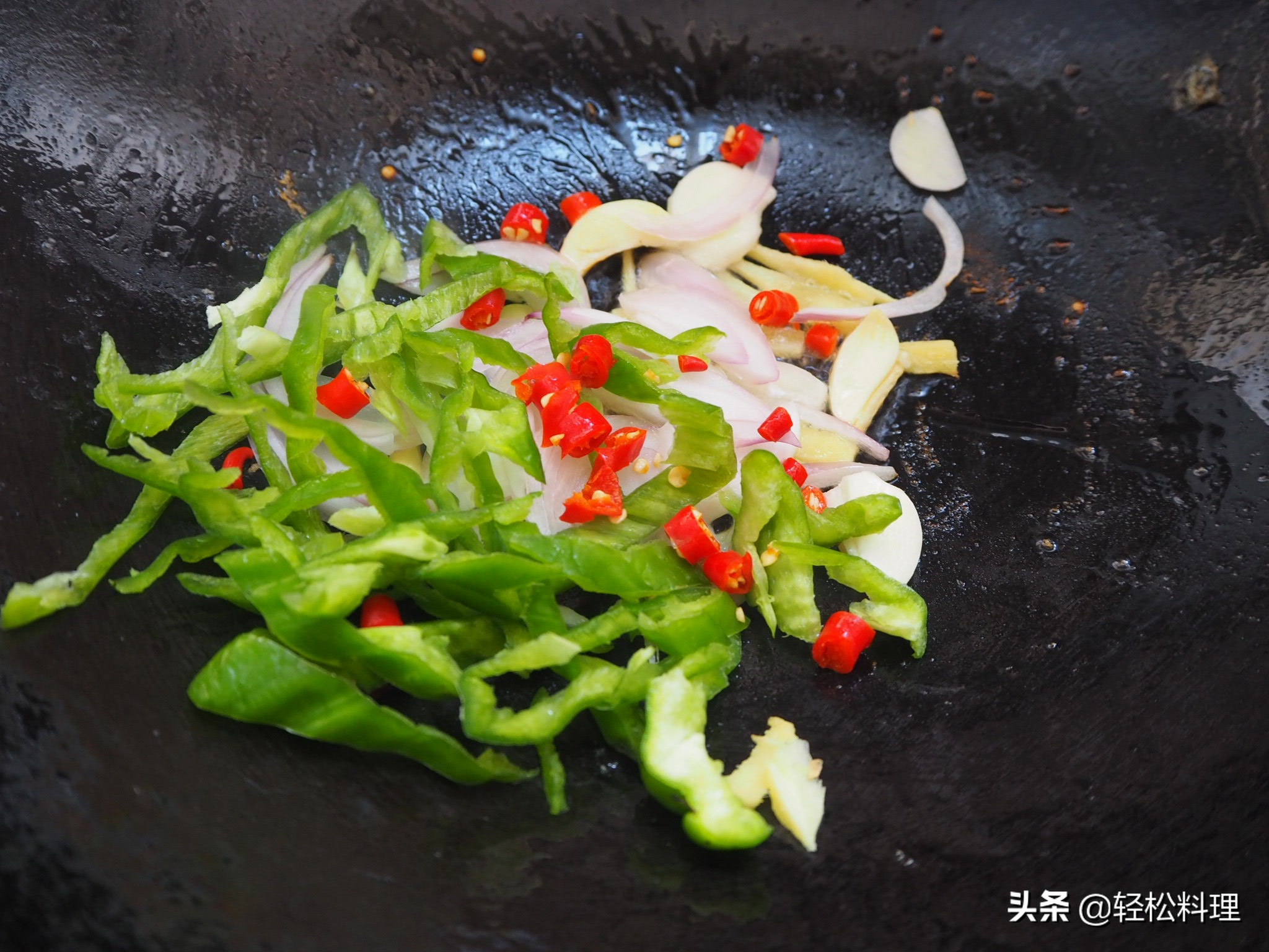 电锅红烧鱼不粘锅不掉皮的方法,红烧鱼怎么做不粘锅不掉皮窍门