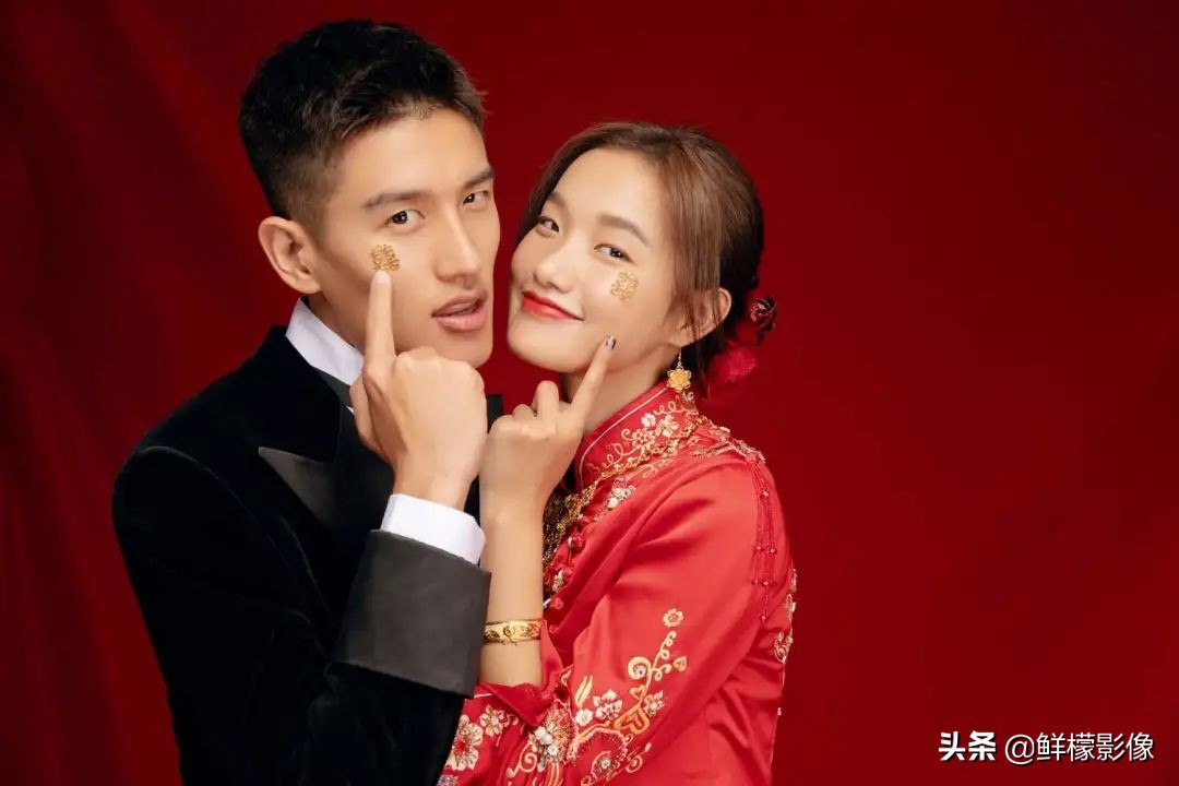 结婚纪念照怎么拍最美,穿黑色衣服拍结婚证件照好看吗