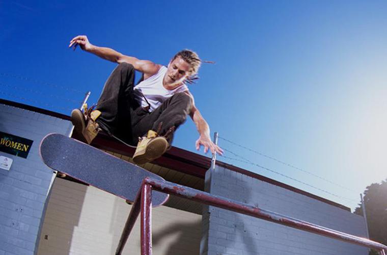 范斯经典板鞋搭配牛仔裤,范斯的鞋都会磨脚吗