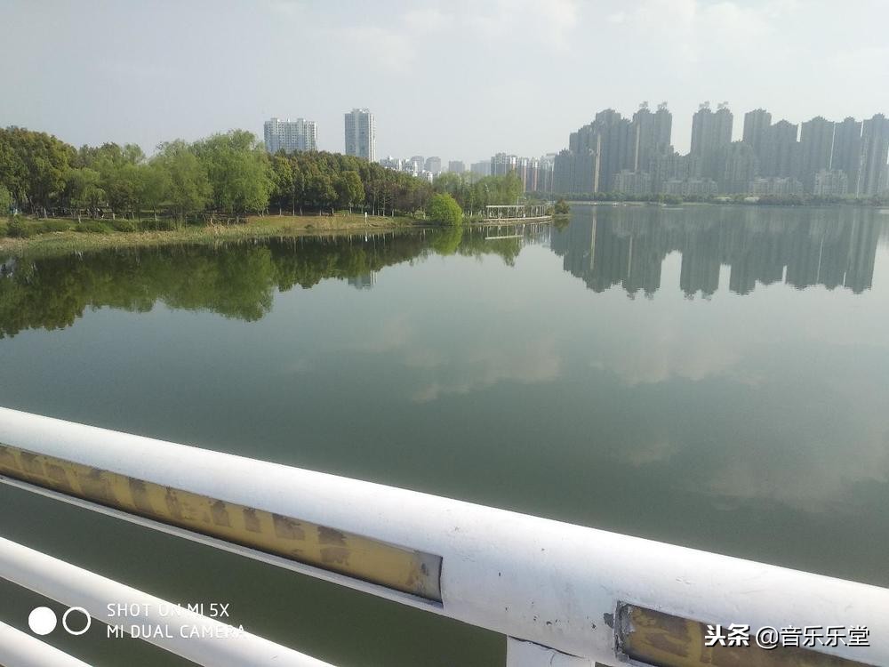 许嵩哪些不是爱情的歌曲,许嵩的一首歌里有什么回忆不能写